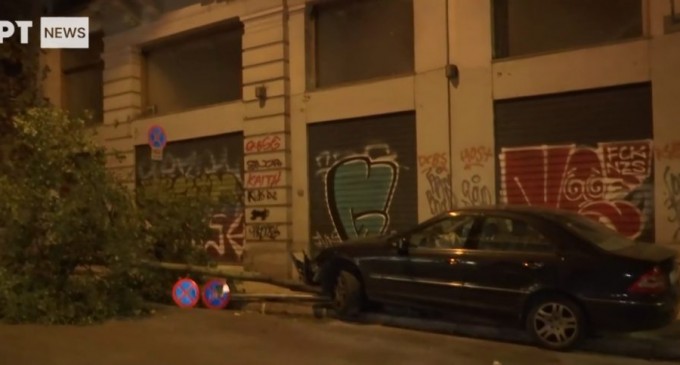 Αυτοκίνητο ξερίζωσε δέντρο και ξήλωσε πινακίδα στο κέντρο της Αθήνας
