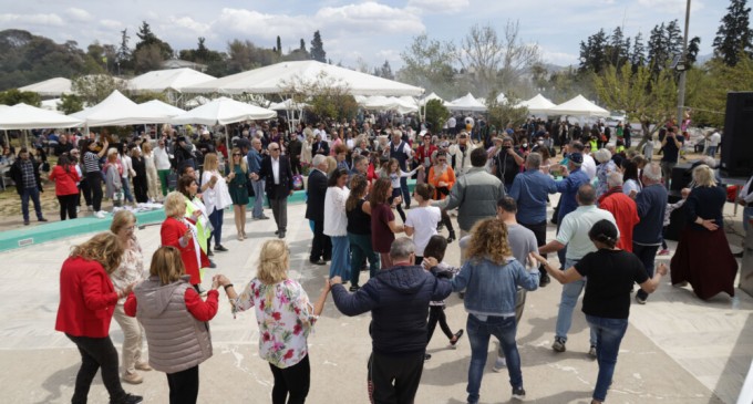 Με τη συμμετοχή πάνω από 5.000 πολιτών πραγματοποιήθηκε η μεγάλη γιορτή για το Πάσχα που καθιέρωσε η Περιφέρεια Αττικής στο Μητροπολιτικό Πάρκο «Αντώνης Τρίτσης»