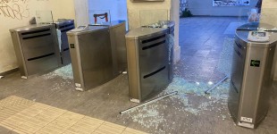 Θησείο: Επίθεση κουκουλοφόρων στο σταθμό του ΗΣΑΠ – Έσπασαν ακυρωτικά μηχανήματα, πέταξαν μπογιές