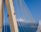 Ρίο – Αντίρριο: Κόβουν την ανάσα οι εικόνες των επτά αλπινιστών στα καλώδια και τους πυλώνες της γέφυρας