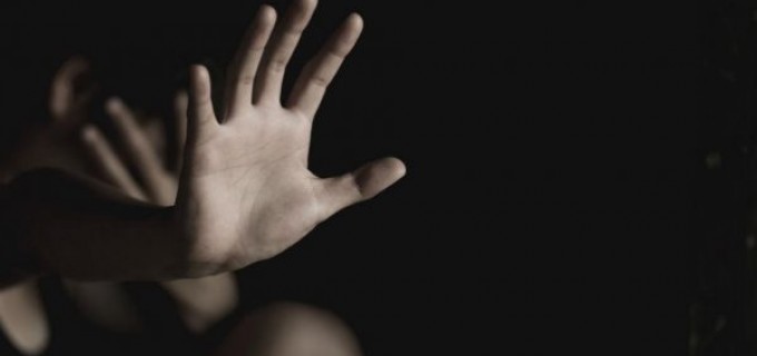 ΕΛ.ΑΣ.: Οδηγίες για την καταγγελία περιστατικών ενδοοικογενειακής βίας – Όσα πρέπει να γνωρίζουν τα θύματα