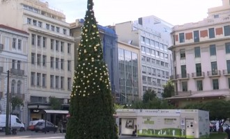 Πλατεία Κλαυθμώνος: Άγνωστοι αφαίρεσαν τα μισά στολίδια του χριστουγεννιάτικου δέντρου