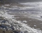 Ηράκλειο: Αφροί κατέκλυσαν την παραλία του Κομμού – Τι είναι το φαινόμενο Cappuccino Coast