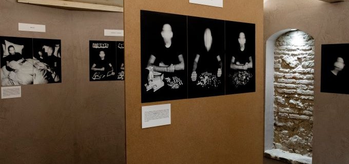 Το Ίδρυμα Αικατερίνης Λασκαρίδη φιλοξενεί την φωτογραφική έκθεση του Ιωάννη Αρμυριώτη, με τίτλο «Αποπροσωποποίηση: Κατάθλιψη, άγχος και κρίσεις πανικού. μια προσωπική υπόθεση»,