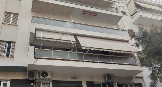 Αθήνα: Μυστήριο με πτώση γυναίκας από τον 3ο όροφο – Αναζητείται ο Κινέζος σύντροφός της, την κρατούσε δέσμια