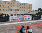 «Το αίμα ούτε σβήνεται ούτε ξεπλένεται»: Φοιτητές ξαναγράφουν τα ονόματα των 57 αδικοχαμένων των Τεμπών