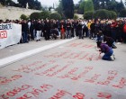Γιατί ο Δήμος Αθηναίων έσβησε τα 57 ονόματα των Τεμπών από το προαύλιο της Βουλής; – Ζήτησε συγγνώμη η αντιδήμαρχος Ρωξάνη Μπέη