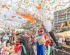 Σε ξέφρενους αποκριάτικους ρυθμούς ο Δήμος Πειραιά: Μεγάλο πάρτι καρναβαλιστών στη Πλατεία Κοραή