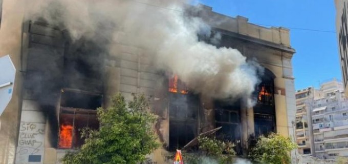 Φωτιά ξέσπασε ξανά στο εγκαταλελειμμένο κτίριο, δίπλα στου Κεράνη