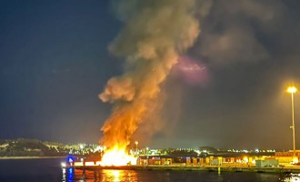 Μεγάλη κινητοποίηση μετά από φωτιά σε εμπορευματοκιβώτιο με επικίνδυνα υλικά στο λιμάνι του Πειραιά