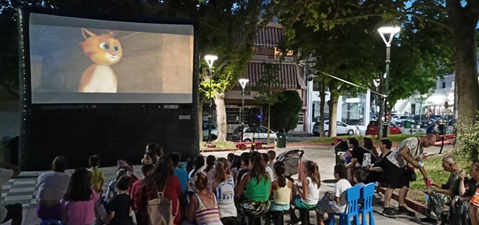 Συνεχίζονται οι προβολές παιδικών ταινιών στα πάρκα και πλατείες του Δήμου Περιστερίου