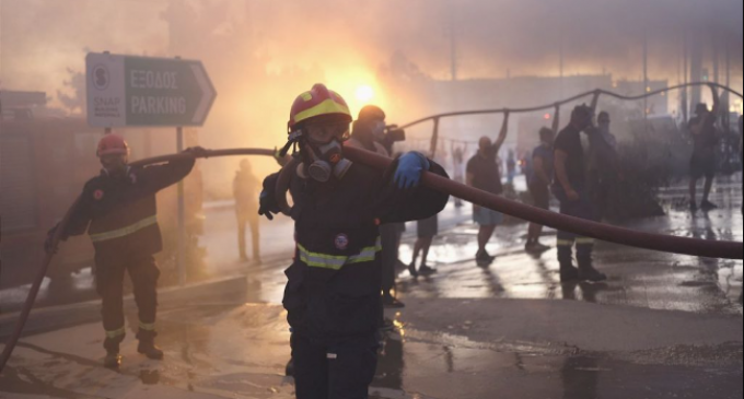 Φωτιά στην Αττική: Εκρήξεις σε εργοστάσιο με χρώματα και χημικά στα Βριλήσσια