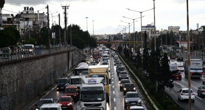 Στο «κόκκινο» ο Κηφισός λόγω ακινητοποιημένου οχήματος